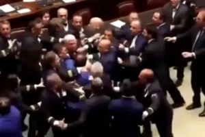 इटली की संसद में G-7 Summit से पहले जमकर चले लात-घूंसे, इस वजह से हुई मारपीट, देखें Video