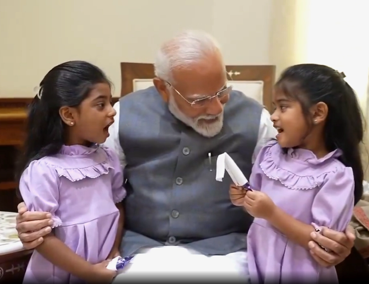 pm modi with girls