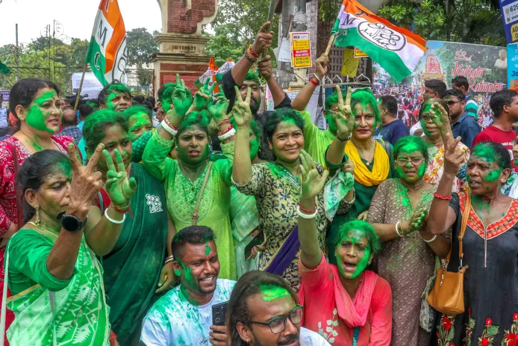Kolkata: TMC workers celebrate the party's win in the Maniktala assembly by-polls in Kolkata on Saturday, July 13, 2024. (Photo: IANS/Kuntal Chakrabarty)