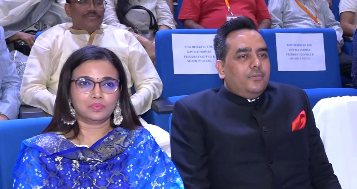 Bharat Express CMD Upendra Rai with wife