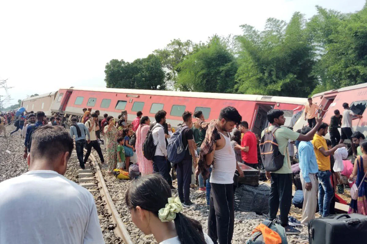 Caption: Gonda: Several coaches of the Chandigarh-Dibrugarh express train derailed in Gonda on Thursday, July 18, 2024. (IANS)