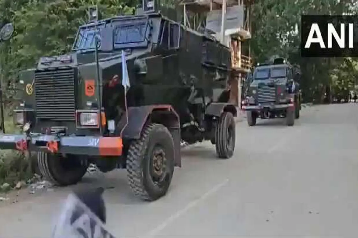 Jammu and Kashmir: कुलगाम में कल से जारी है मुठभेड़; 4 आतंकवादी ढेर, 2 जवान शहीद, इलाके में घेराबंदी-Video