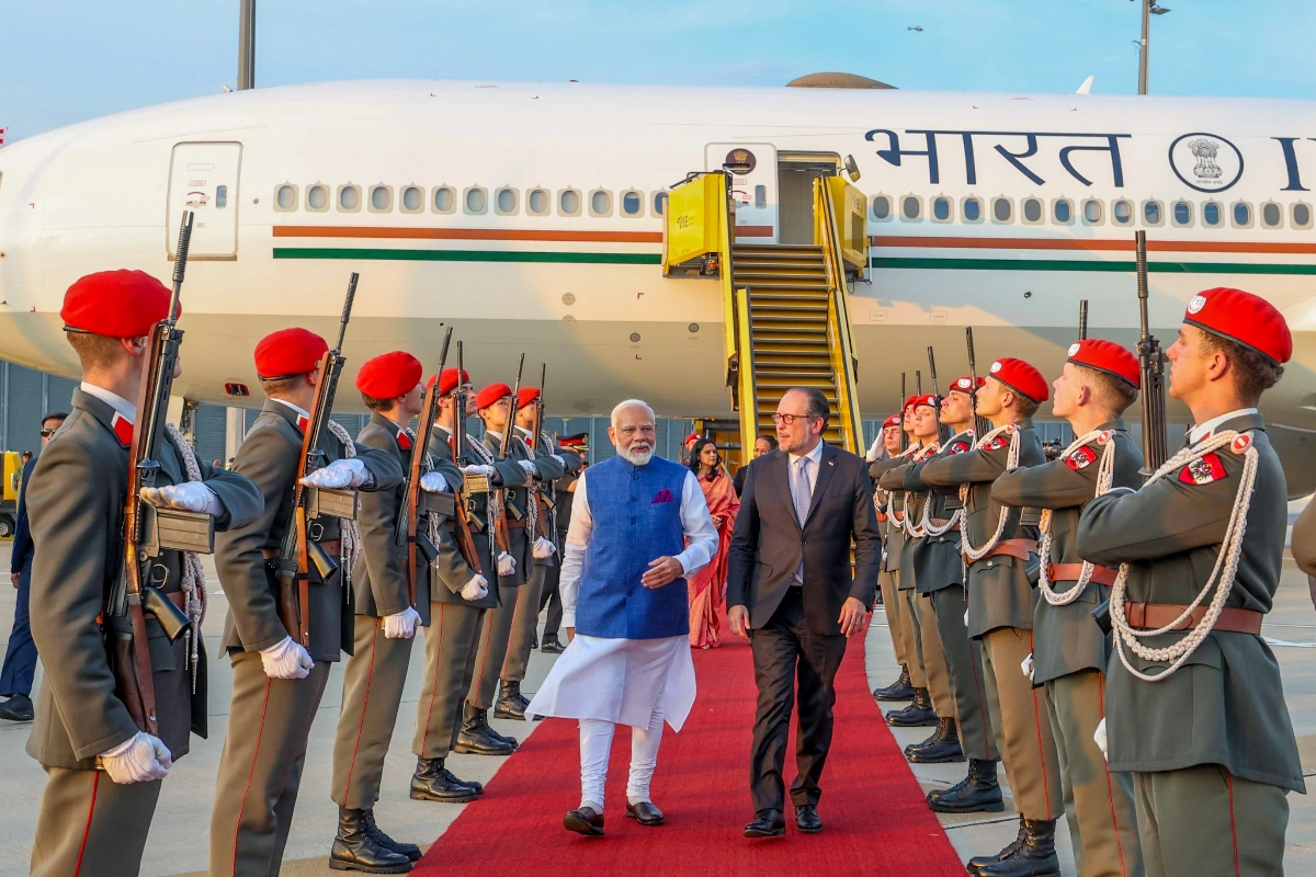 Vienna: Prime Minister Narendra Modi being received by Austrian Foreign Minister Alexander Schallenberg on his arrival in Vienna, Austria on Tuesday, July 08, 2024.(IANS)