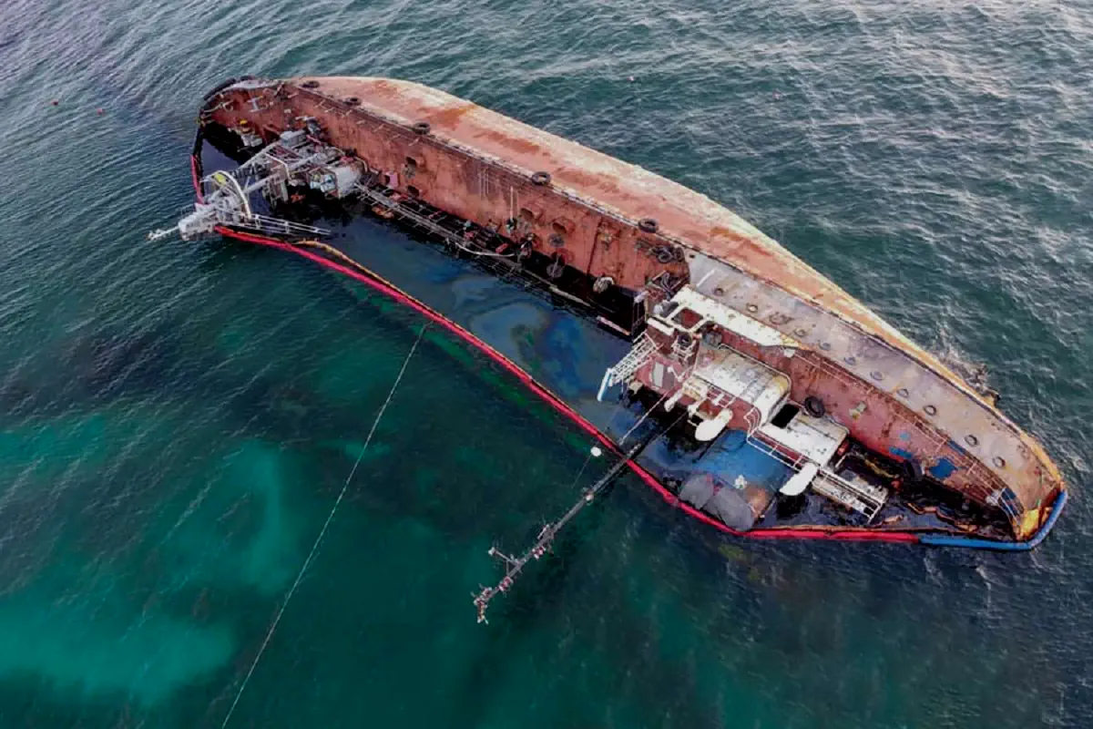 कच्चे तेल से भरा जहाज समंदर में पलटा, 13 भारतीयों सहित 16 क्रू-मेंबर लापता, नौसेना ने शुरू किया रेस्क्यू ऑपरेशन