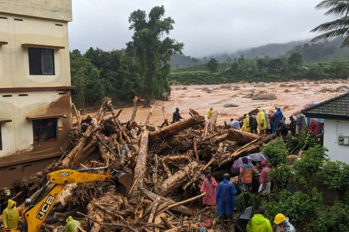 Wayanad Landslide: वायनाड भूस्खलन में शवों के मिलने का सिलसिला जारी, 153 की मौत, 98 अभी भी लापता