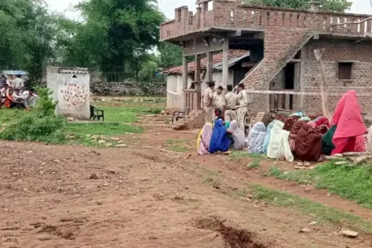 मध्य प्रदेश में बुराड़ी जैसी घटना, अलीराजपुर में एक ही परिवार के 5 लोगों के शव फंदे से लटकते मिले, इलाके में फैली सनसनी