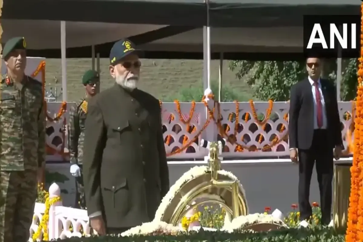 Kargil Vijay Diwas: कारगिल दिवस की 25वीं वर्षगांठ मना रहा देश, PM Modi ने लद्दाख पहुंचकर युद्ध स्मारक पर शहीदों को दी श्रद्धांजलि