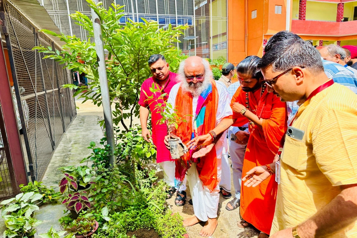 सरस्वती विद्या मंदिर के वंदना सत्र में शामिल हुए आचार्य प्रमोद कृष्णम, हुआ भव्य स्वागत