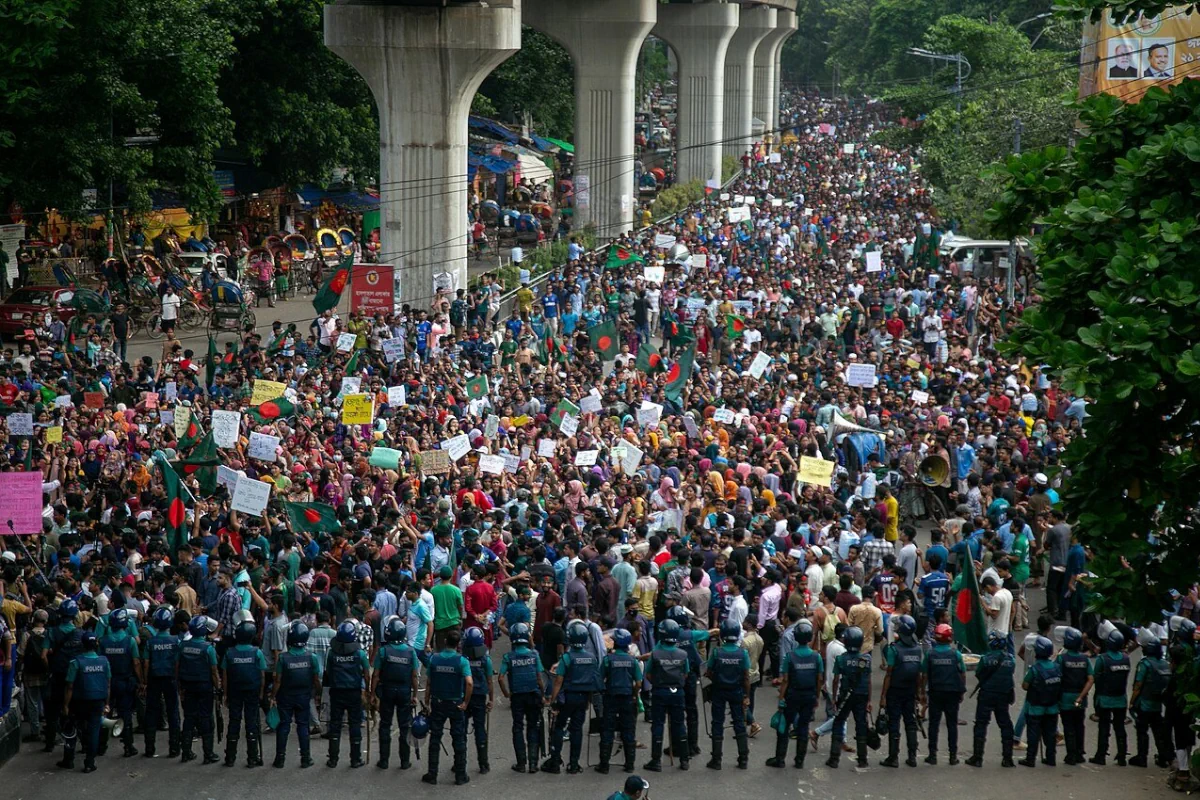 Bangladesh Unrest: शेख हसीना के इस्तीफे के बाद सेना प्रमुख ने कहा, ‘हिंसा रुकनी चाहिए, जल्द बनेगी अंतरिम सरकार’