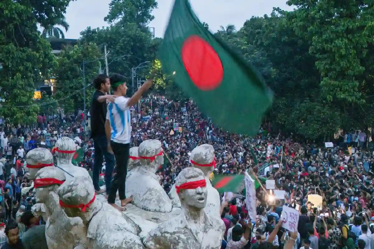 Bangladesh Violence: बांग्लादेश में प्रदर्शन के दौरान हिंसा, 97 लोगों की मौत, देश भर में कर्फ्यू