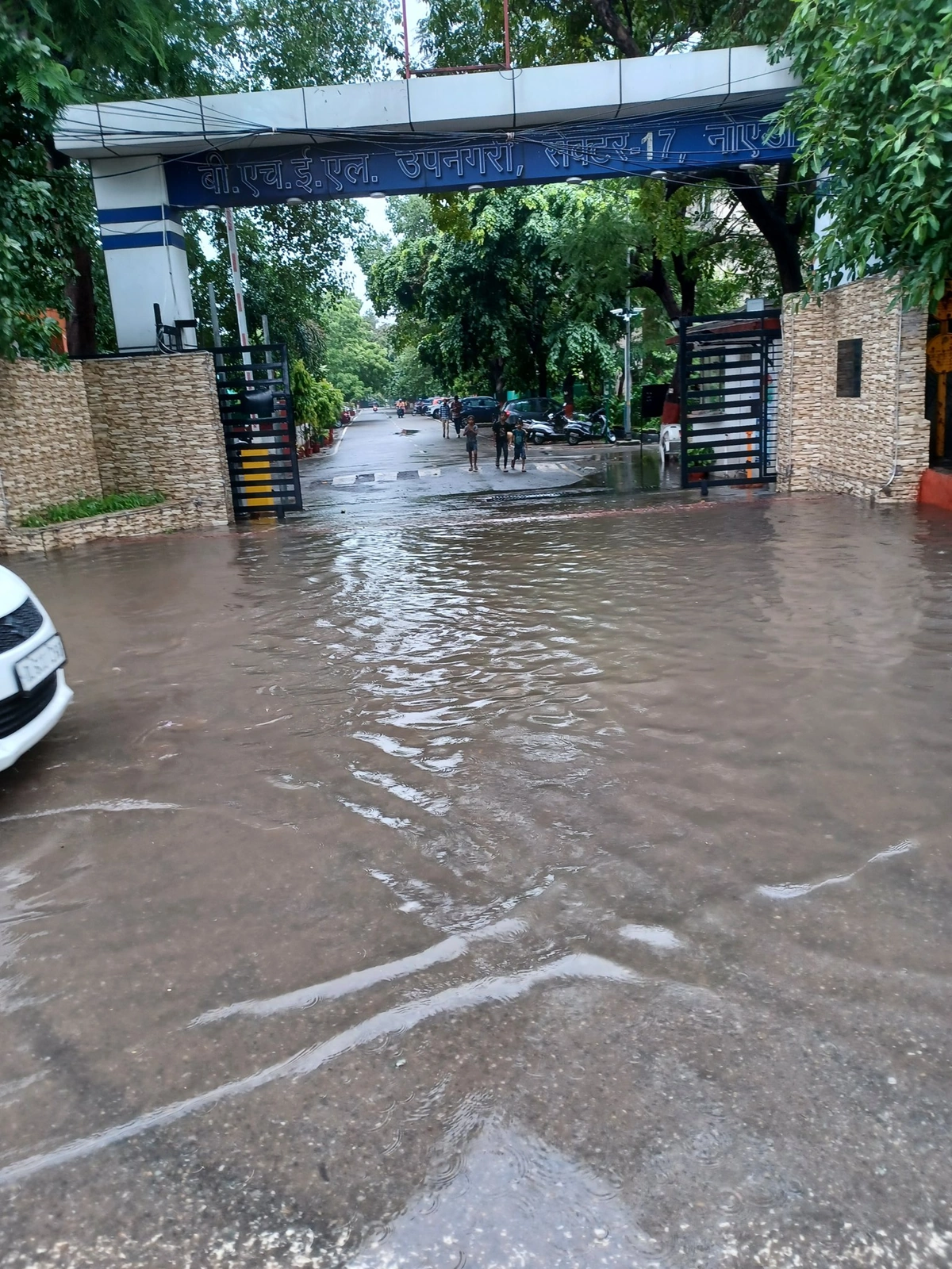 Heavy rain in Noida 