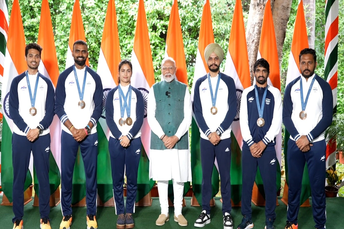 PM Modi meets Indias Olympic contingent at his residence