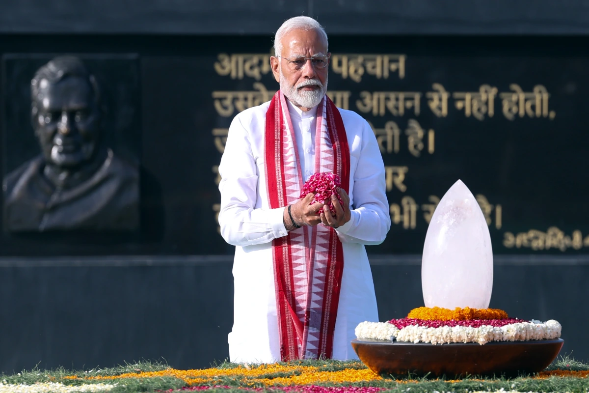 PM-designate Narendra Modi pays homage to Atal Bihari Vajpayee at Sadaiv Atal