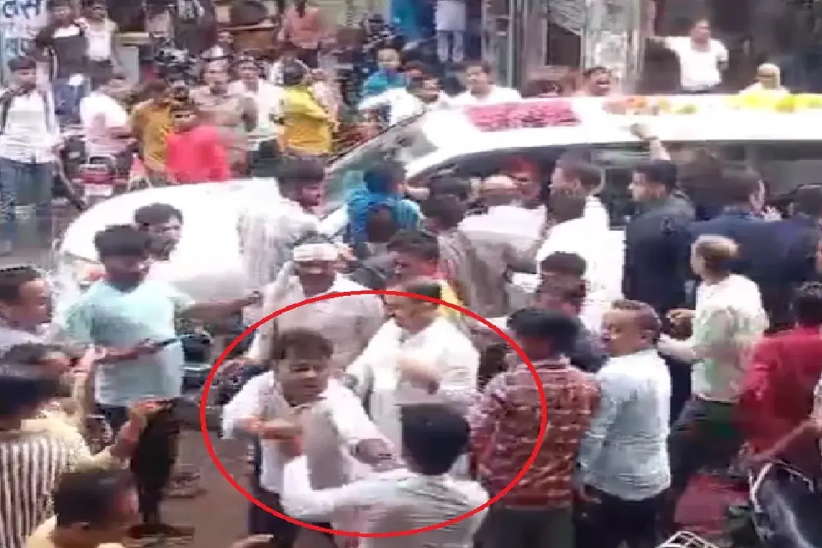 Supporters clashed in front of Akhilesh