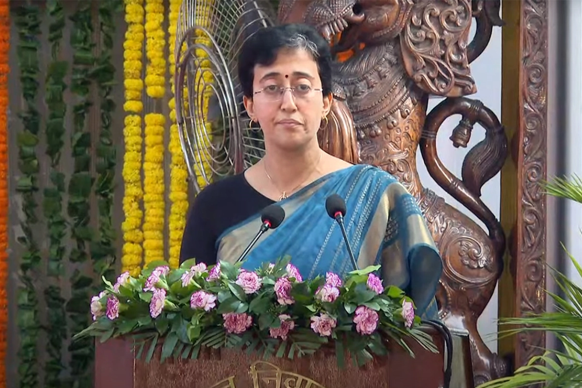 New Delhi: Lieutenant Governor of Delhi, Vinai Kumar Saxena administers oath to Delhi CM-designate Atishi as Delhi Chief Minister in New Delhi on Saturday September 21, 2024. (Photo: IANS)