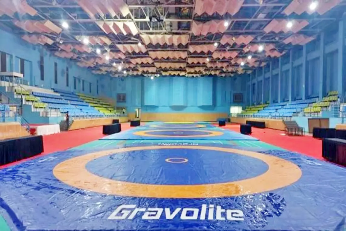 Wrestling Mats का विकास: प्राचीन मिट्टी के अखाड़ों से लेकर आधुनिक सुरक्षा मानकों और वैश्विक प्रतियोगिताओं तक की यात्रा