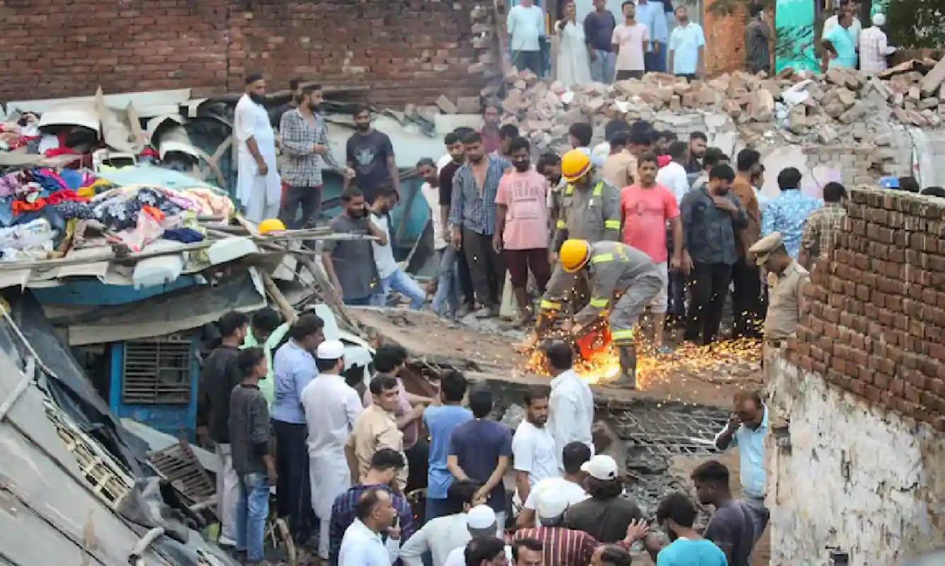 उत्तर प्रदेश: मेरठ में गिरी तीन मंजिला इमारत, 7 लोगों की मौत, 3 अन्य मलबे में दबे, बचाव कार्य जारी