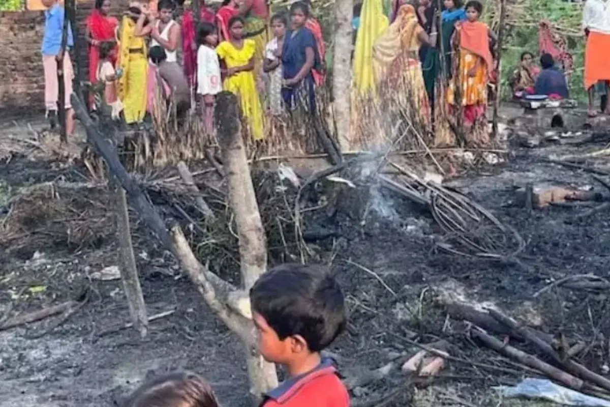 Bihar: ‘असलहे से लैस सैकड़ों लोग…50 राउंड फायरिंग’, दलित बस्ती में दबंगों ने लगाई आग, 80 घर जलकर खाक