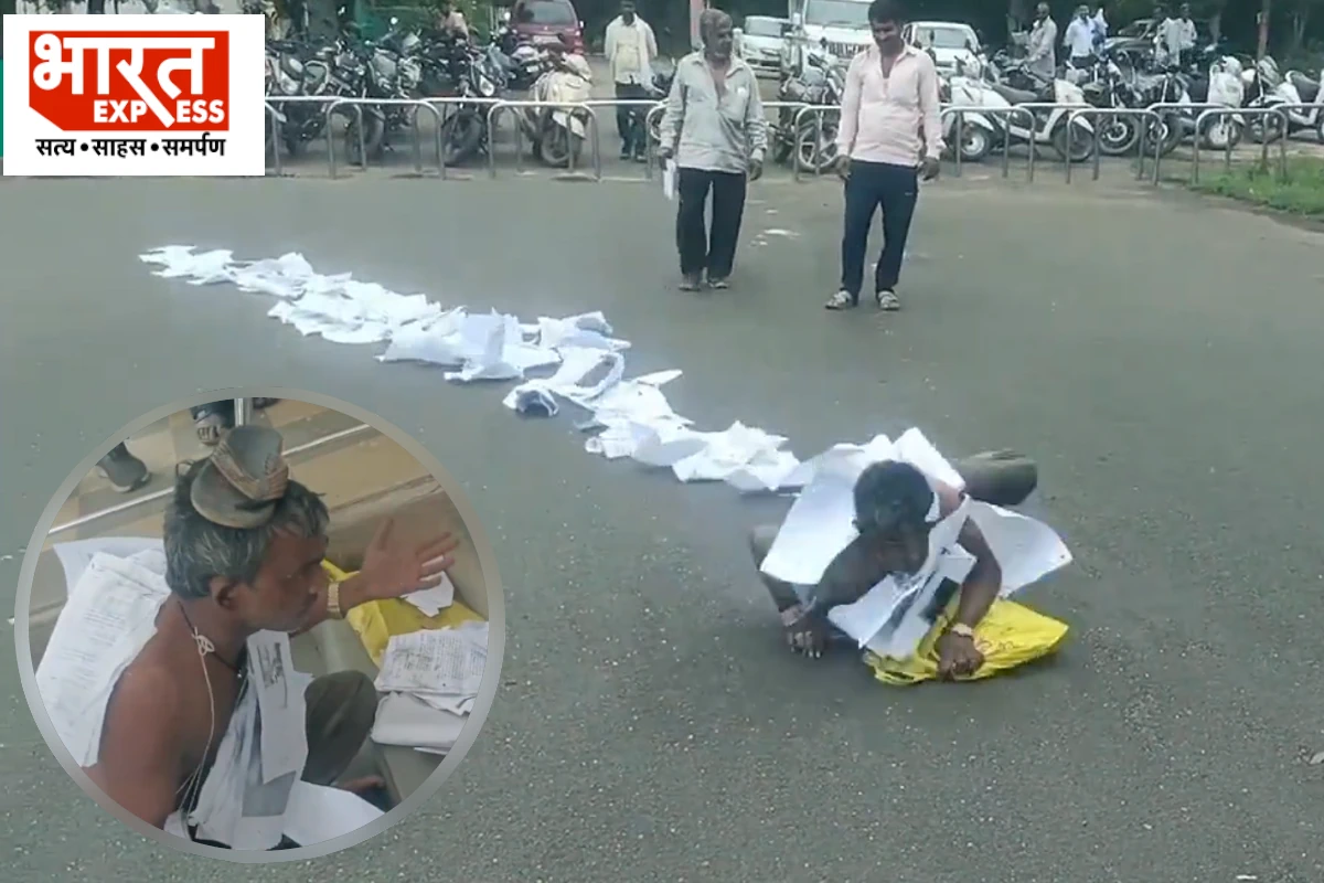 गले में शिकायती पत्रों की माला पहने ऐसे सड़क पर रेंगते हुए कलेक्ट्रेट पहुंचा पीड़ित, मोहन सरकार से लगाई न्याय की गुहार