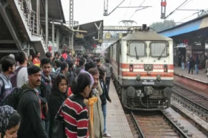 Bandra Terminus Stampede: मुंबई के बांद्रा टर्मिनस पर दिवाली के मौके पर मची भगदड़, 10 लोग घायल