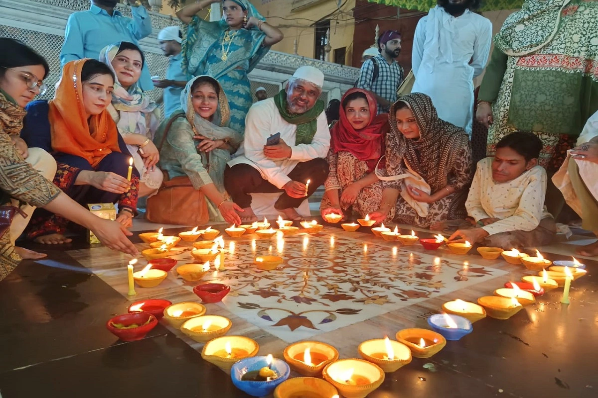 भाईचारे, मेलमिलाप और सौहार्द की मिसाल: धनतेरस पर निजामुद्दीन दरगाह में एकता का संगम