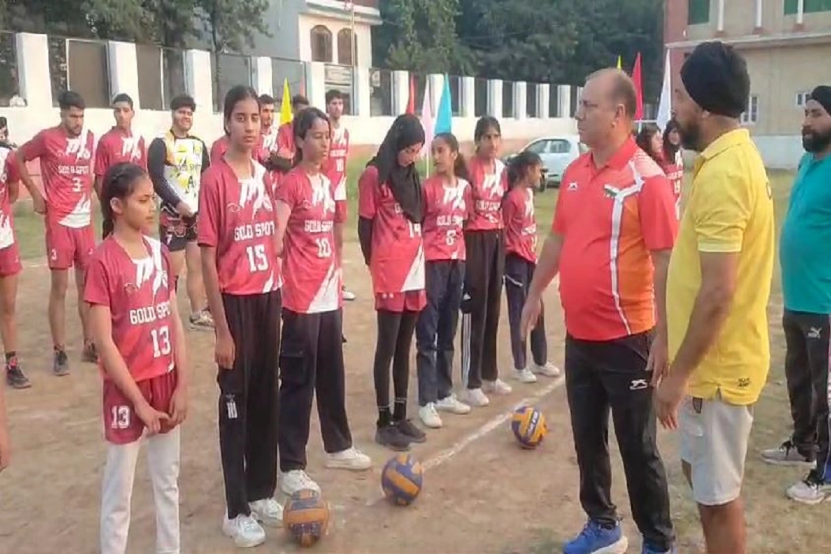 पुंछ में शहीदों की याद में Volleyball Match का आयोजन, खिलाड़ियों को भेंट की गई Sports Kit