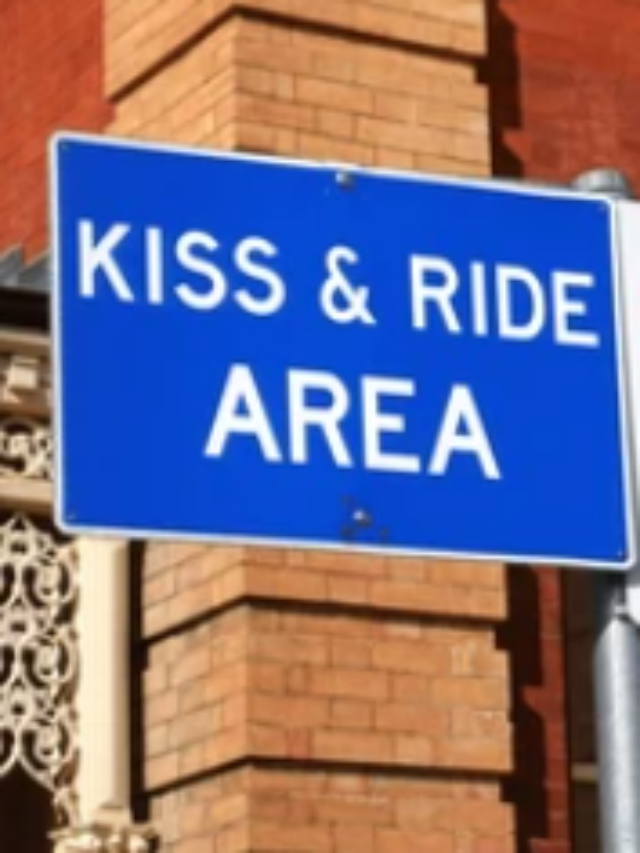 कभी सोचा है अमेरिका की सड़कों पर क्यों लगे हैं ‘Kiss And Ride’ के बोर्ड, जानें