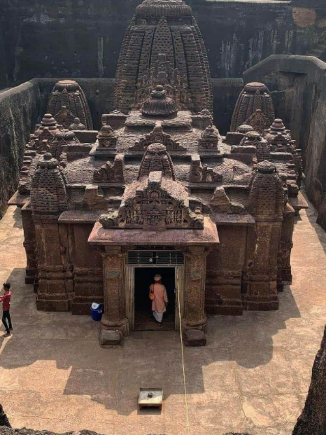 एक ऐसा अनोखा मंदिर जिसका शिखर पहले बना और नींव बाद में, अद्भुत है इसकी कहानी