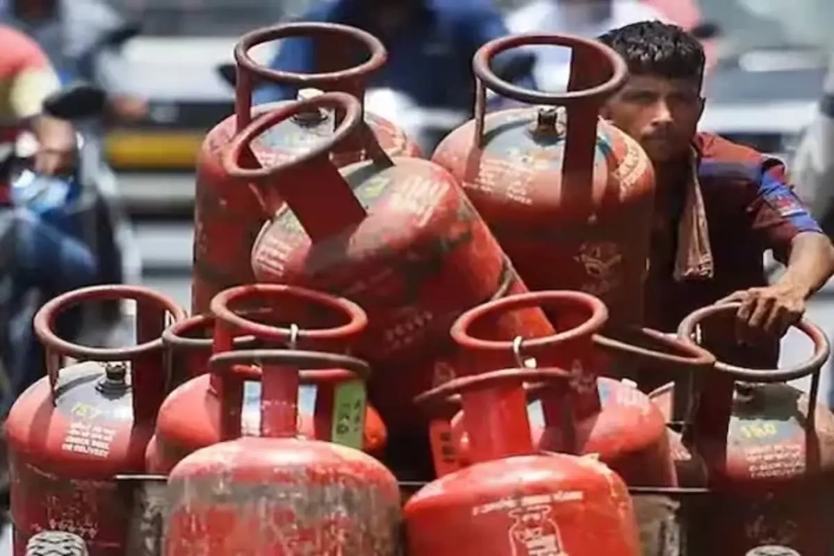 त्योहार से पहले ही लगा महंगाई का झटका, LPG सिलेंडर की कीमत में हुई बढ़ोतरी, जानें अपने शहर का रेट