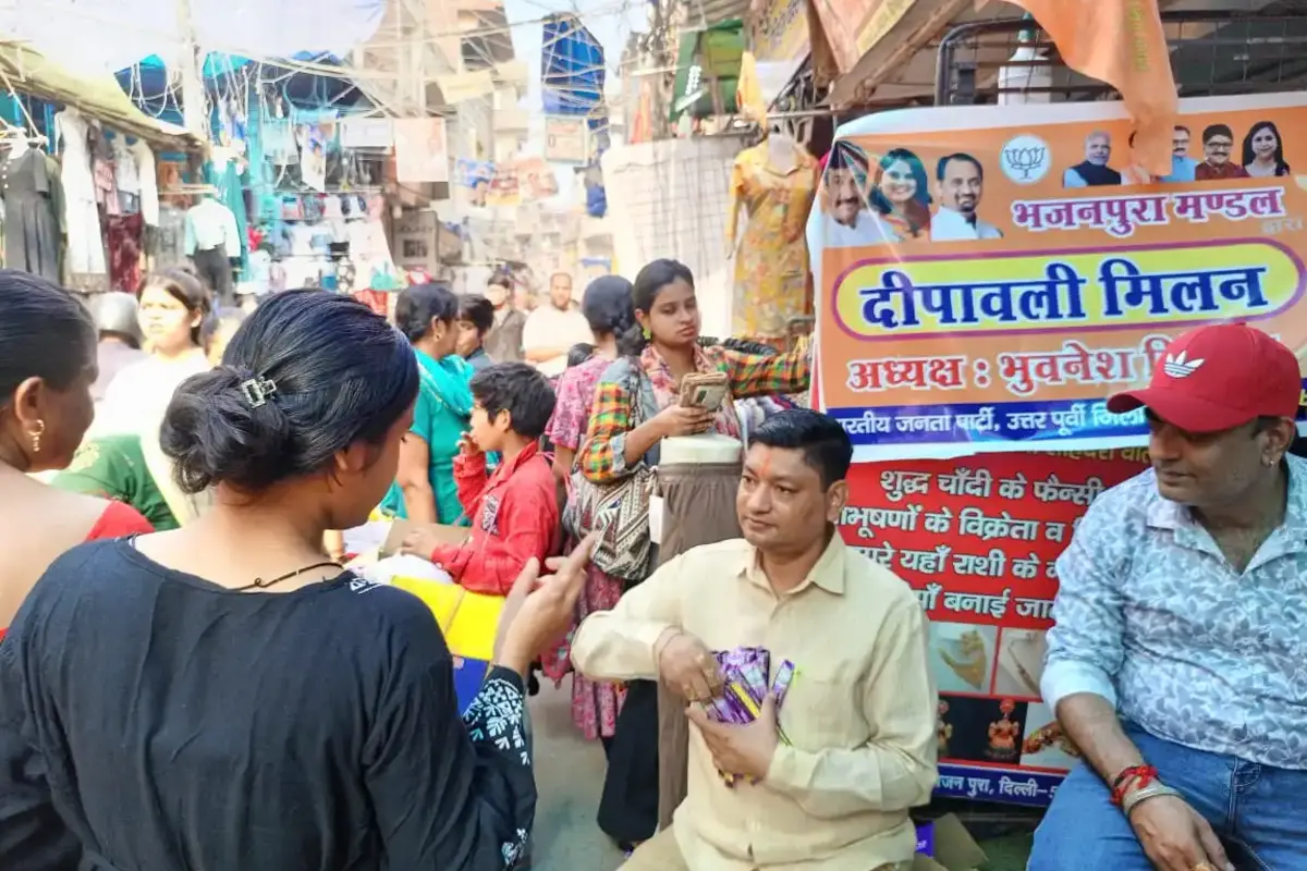 Diwali 2024: बीजेपी के भजनपुरा मंडल अध्यक्ष भुवनेश सिंघल ने खास अंदाज में मनाई दिवाली, लोगों को चॉकलेट वितरित कर दी शुभकामनाएं