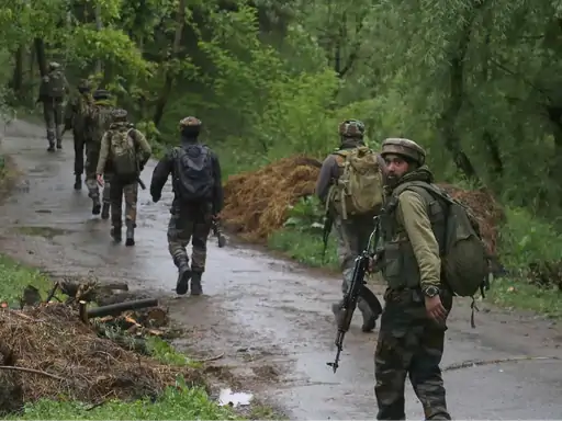 सूचना के मुताबिक, फौजियों को अनंतनाग के कोकेरनाग इलाके के शांगस से अगवा किया गया.