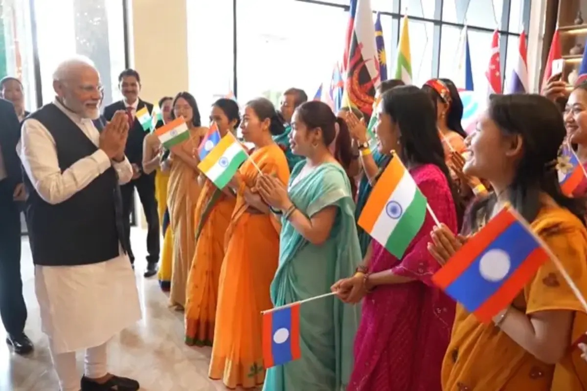 PM Modi Laos Visit: लाओस पहुंचे पीएम मोदी, ‘गायत्री मंत्र’ के साथ हुआ प्रधानमंत्री का स्वागत