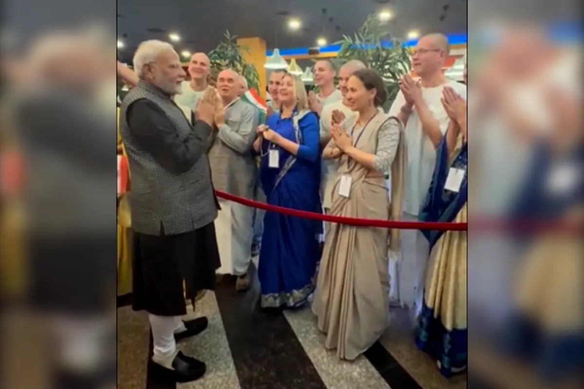 PM Modi Russia Visit: कजान में पीएम मोदी का ग्रैंड वेलकम, रूसी लोगों ने कृष्ण भजन से किया स्वागत