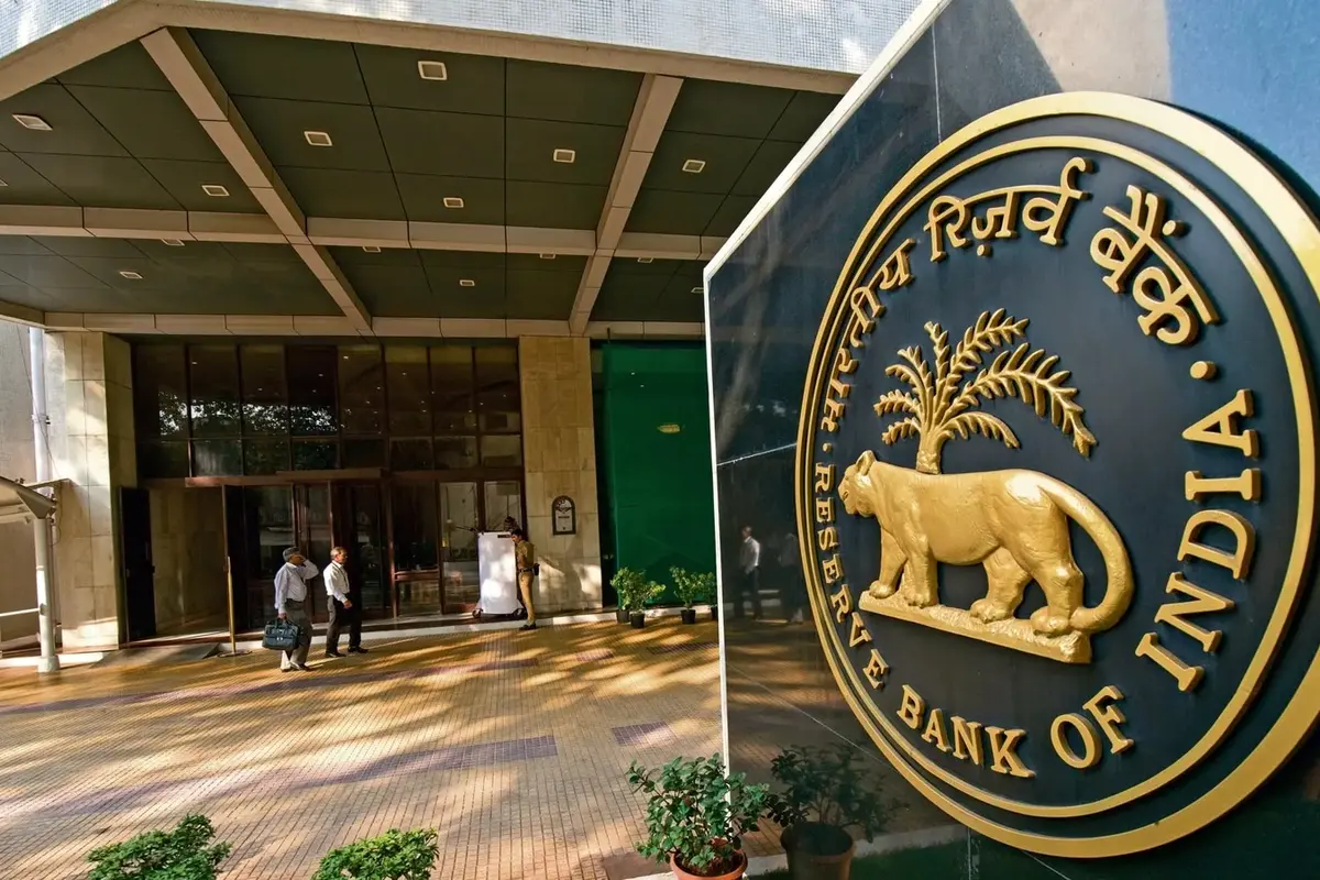 RBI का बड़ा एक्शन; इन NBFC और माइक्रो फाइनेंस कंपनियां के लोन देने पर लगाई रोक, जानें क्या है वजह