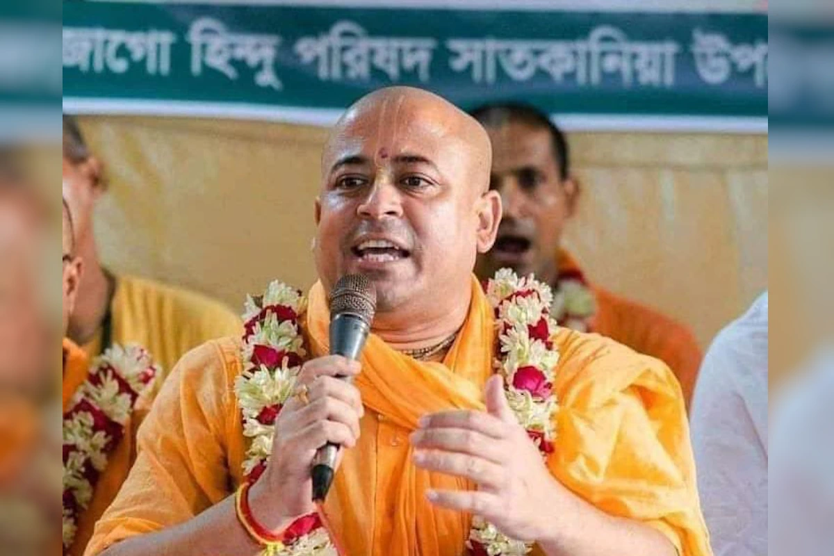 Bangladesh में चिन्मय कृष्ण दास समेत Iskcon से जुड़े 17 लोगों के बैंक खाते फ्रीज