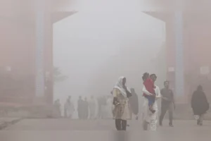 Air Pollution: Pakistan का ये शहर बना ‘गैस चैंबर’, लोगों का सांस लेना मुश्किल, दिल्ली से ​कई गुना प्रदूषित हवा