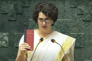 संविधान की प्रति हाथ में लेकर Priyanka Gandhi ने लोकसभा सदस्य के रूप में शपथ ली