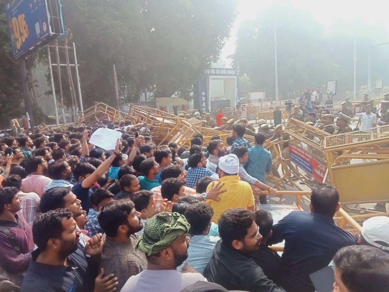 यूपी लोक सेवा आयोग ने प्रदर्शनकारी छात्रों की एक मांग स्वीकार की, एक ही दिन में होगी PCS परीक्षा