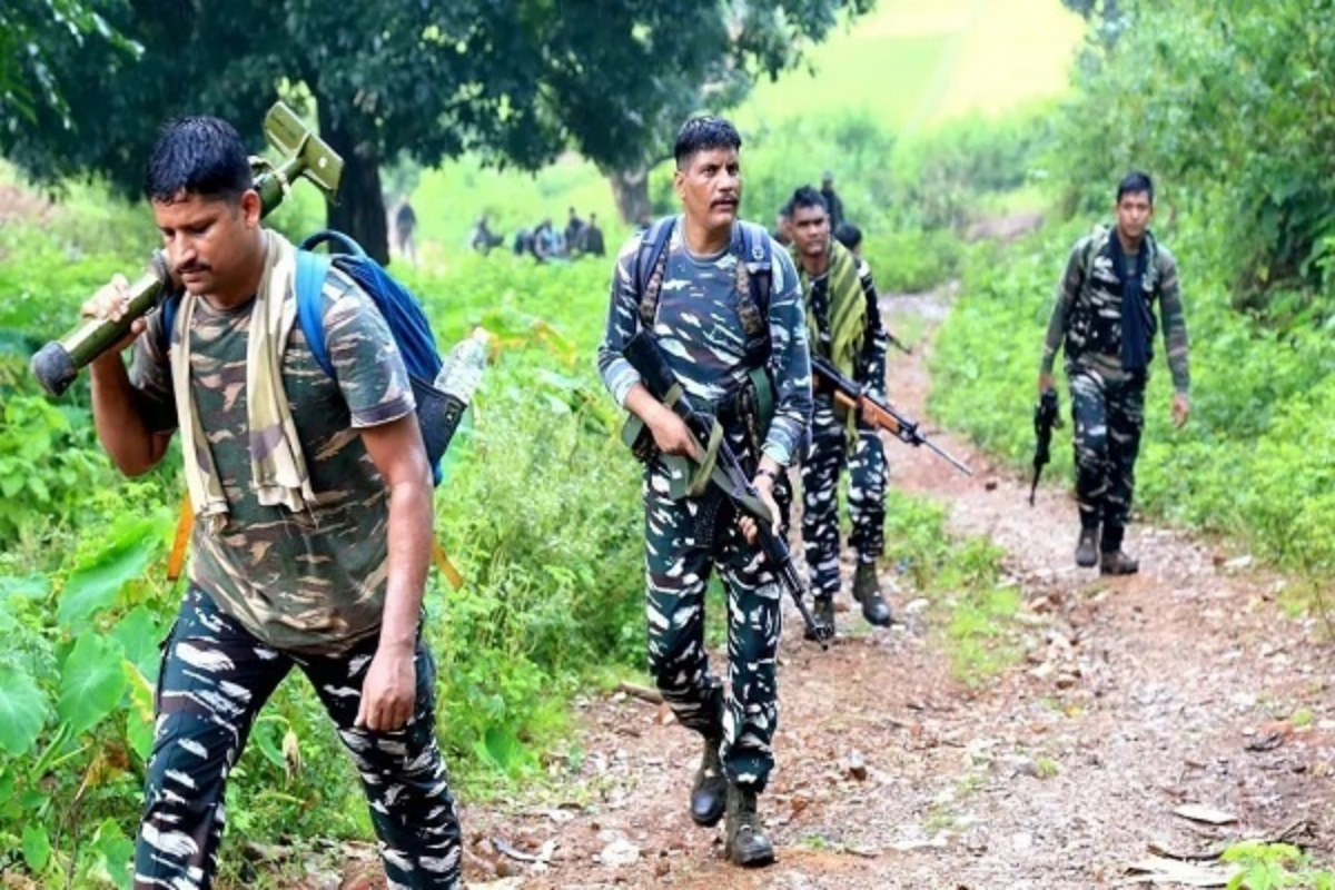 छत्तीसगढ़ के सुकमा में सुरक्षाबलों की बड़ी कार्रवाई, 10 नक्सली ढेर, हथियारों का जखीरा बरामद