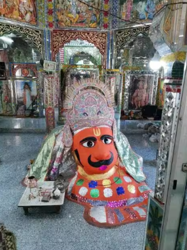 यहां मौजूद है विभीषण का प्राचीन मंदिर, हर साल जमीन में धंस रही है प्रतिमा