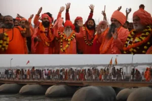 Maha Kumbh 2025: श्री पंचदशनाम आवाहन अखाड़े का महाकुम्भ नगर में हुआ भव्य प्रवेश, पुष्प वर्षा के लिए किया गया स्वागत