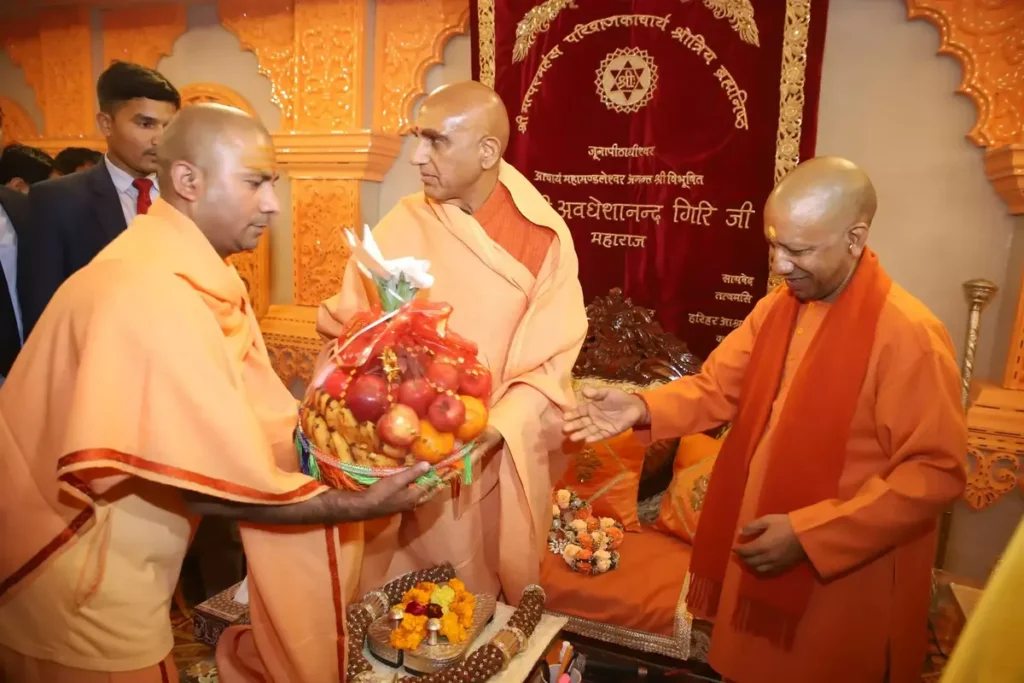 Swami Avinashananda paid respect to CM Yogi