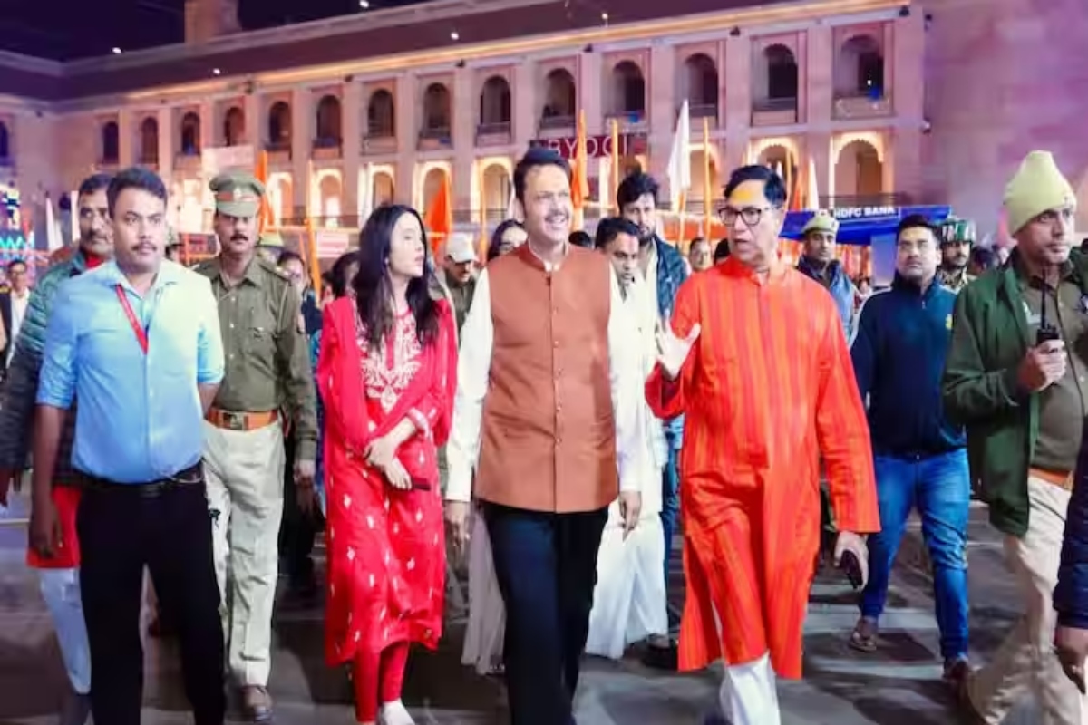 महाकुंभ में पवित्र स्नान करने के बाद सीएम देवेंद्र फडणवीस परिवार संग पहुंचे वाराणसी
