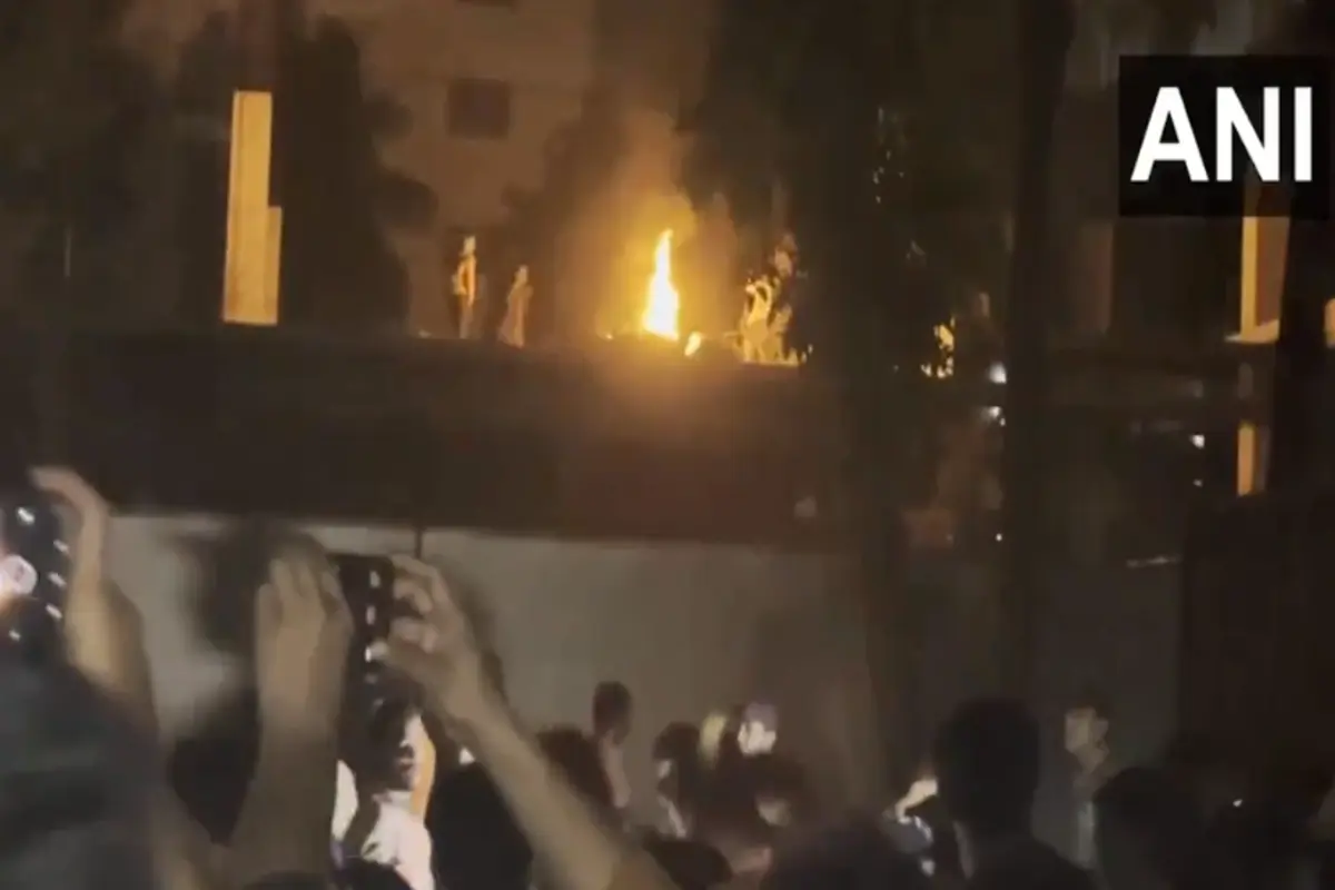 Bangladesh: बांग्लादेश में फिर बवाल! प्रदर्शनकारियों ने राष्ट्रपिता बंगबंधु शेख मुजीबुर रहमान के घर में लगाई आग, बुल्डोजर से किया जमींदोज, देखें Video