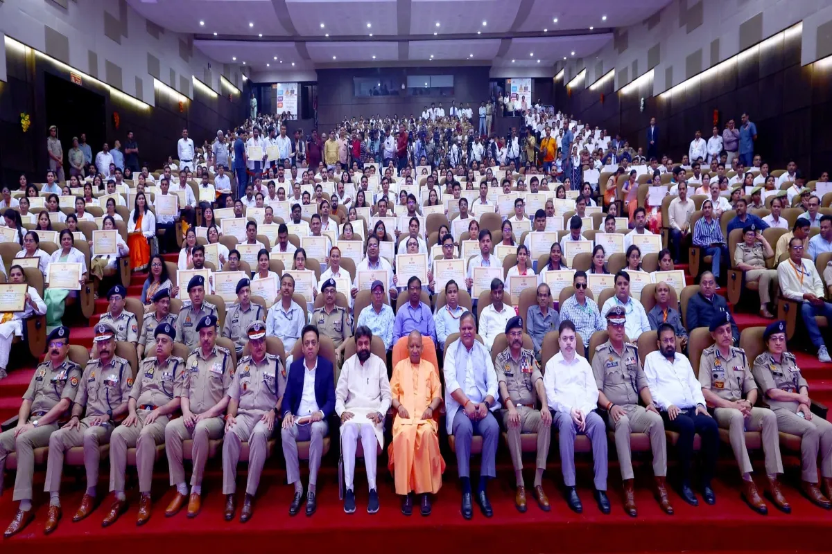 CM योगी 283 चिकित्सा अधिकारियों को सौंपे नियुक्ति पत्र, कहा- देश सेवा सर्वोपरि, ईमानदारी से अपने कर्तव्यों का करें निर्वहन