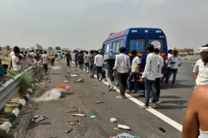 दिल्ली-मुंबई एक्सप्रेसवे पर सफाई कार्य में लगे कर्मचारियों को पिकअप ने मारी टक्कर, 6 की मौत, 5 घायल