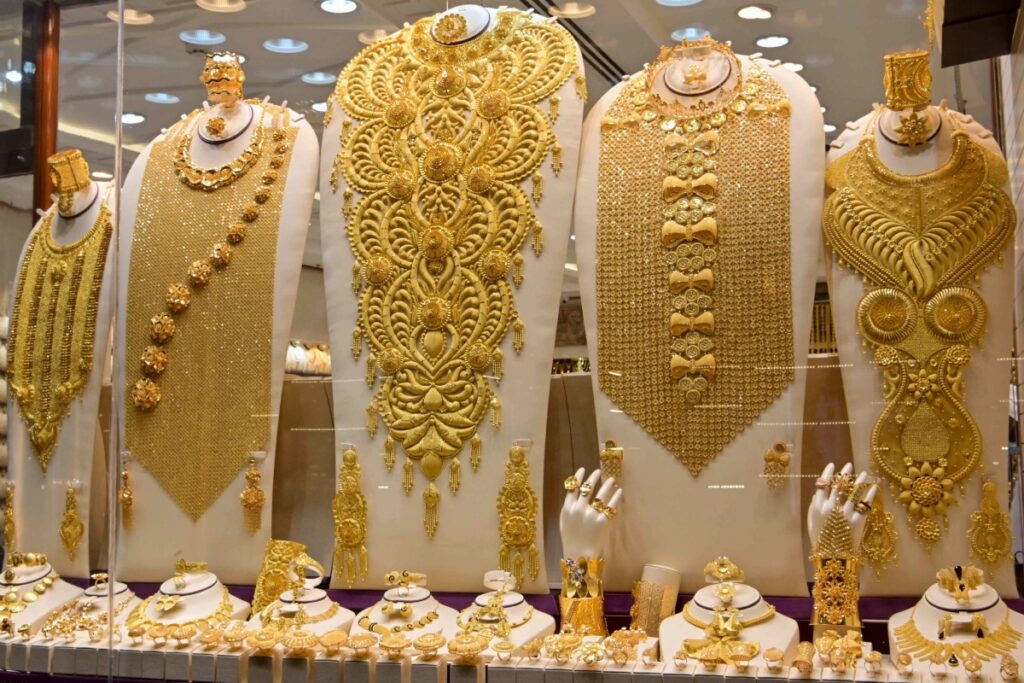 Gold-Silver Price Today: सोने-चांदी के दामों में हल्की गिरावट, जानें आपके शहर में 24, 22 और 18 कैरेट का आज का रेट - भारत एक्सप्रेस