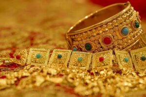 Gold Silver Price today: सोने के दाम आसमान पर, चांदी ने ली राहत की सांस, खरीदने से पहले जान लें आज का ताजा रेट