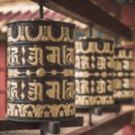 कभी सोचा है बौद्ध मंदिरों के बाहर क्यों लगाया जाता है प्रार्थना चक्र? जानें
