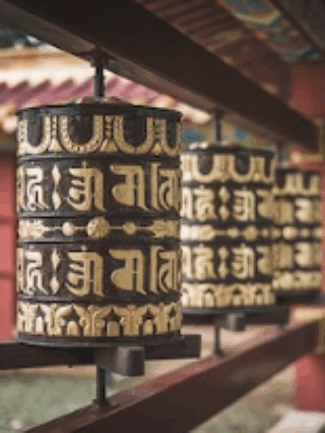 कभी सोचा है बौद्ध मंदिरों के बाहर क्यों लगाया जाता है प्रार्थना चक्र? जानें